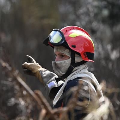 French crews battle last hot spots of monster wildfire