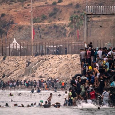 Spain claims surge across border into enclave reversed