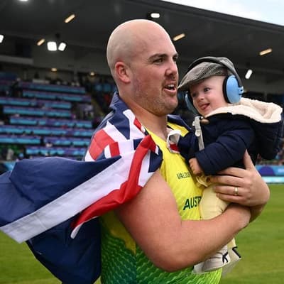 Discus king defends crown as Aussies add more medals