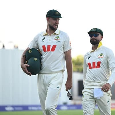 Warne, Hussey provide hope for unlikely Australia win