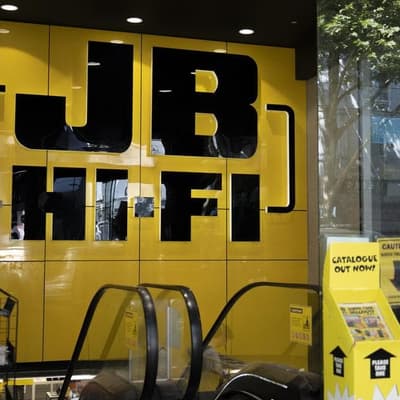 Sales drop triggers share plunge at retail bellwether