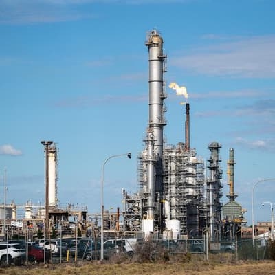 Key oil refinery long way from return to full capacity