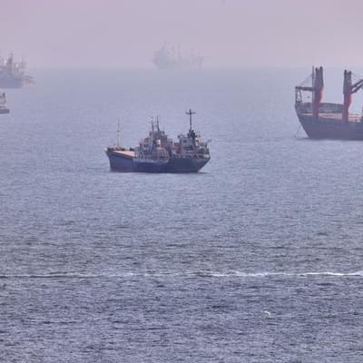 Iran and Oman discuss temporary Hormuz corridor