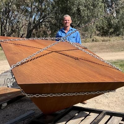 To bee or not to bee, sculptor ponders big questions