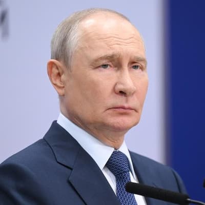 Putin cites chance of peace, Ukraine sees 'new dynamic'
