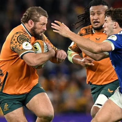 'Lucky' veteran signs on as historic World Cup beckons