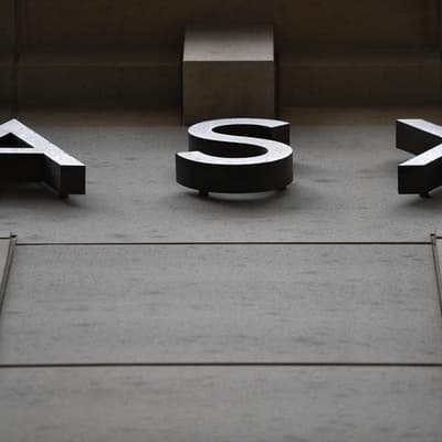 Australian shares inch higher as energy stocks rally