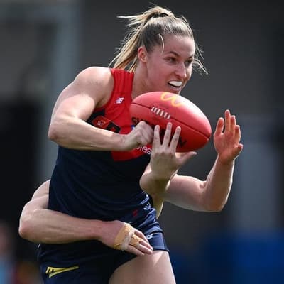 Demons claim top spot, Geelong forward scores screamer