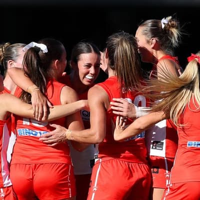 Swans move clear in AFLW top four, Bulldogs snare win