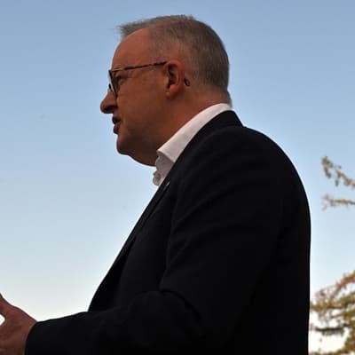 PM spruiks social ban, airs AI risks with ex-Apple head