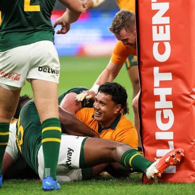 Eleven-man Wallabies hang on against South Africa