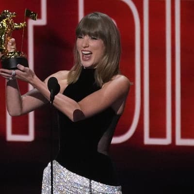 Taylor Swift lands top trophy at MTV Video Music Awards