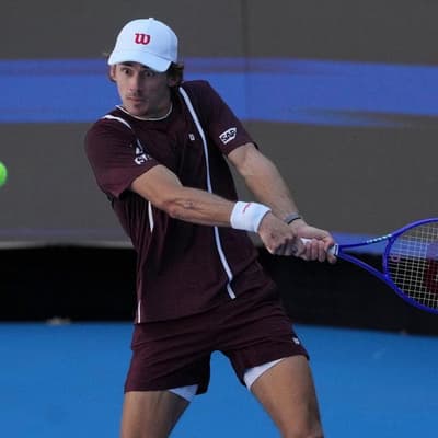 De Minaur glides into second round in Beijing