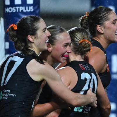 Blues beat torrid conditions as Hawks' AFLW woes worsen