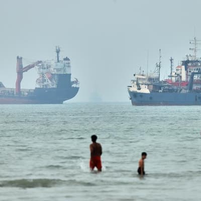 Oil exports top pre-war levels, tanker attacks increase