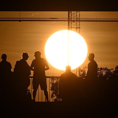 Hot topic: Aussies lose sleep and work to rising temps
