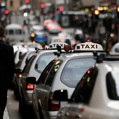 Crackdown on rogue taxi drivers in Sydney hotspots