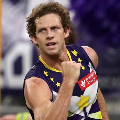 Nat Fyfe re-signs with Dockers until 2025
