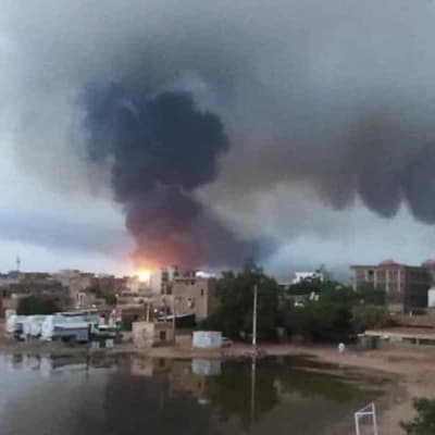 Massive fire as Sudanese rivals battle for arms factory