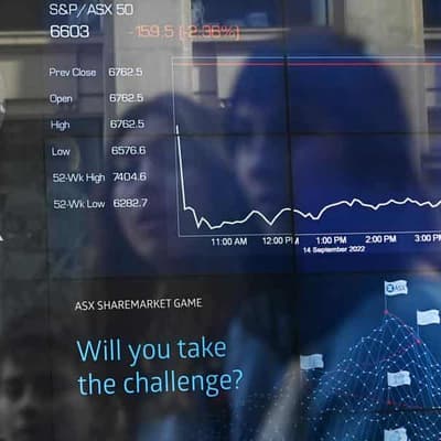 Aust shares edge higher as tech climbs again