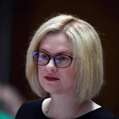 Former senator accuses Van of inappropriate touching