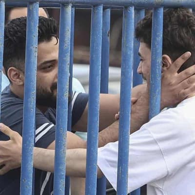 Hope fades as Greece searches for shipwreck survivors