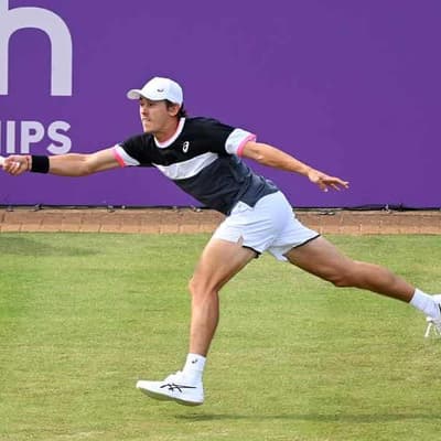 De Minaur turns on style to end Murray's run