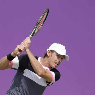 De Minaur battles his way into Queen's Club semi-finals