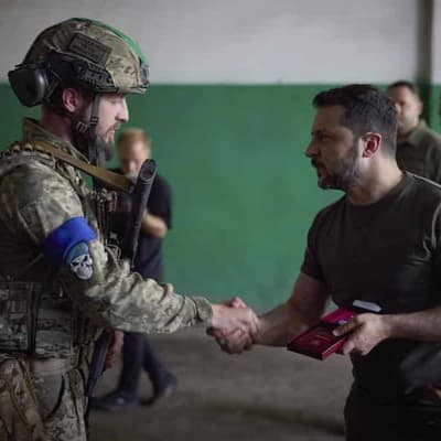 Zelenskiy praises 'advances' after visiting front line