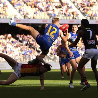 Lyon a disappointed 'father' as Saints scrape by Eagles