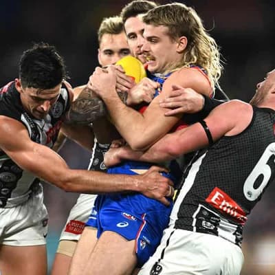 Coach Beveridge strongly defends Bulldogs star Smith