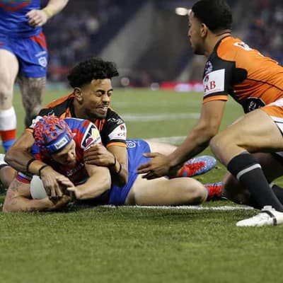 Ponga stars to keep Knights' finals hopes alive