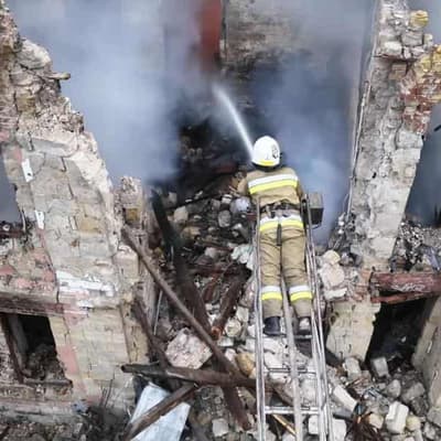 Russia bombards Ukraine ports, threatens grain ships