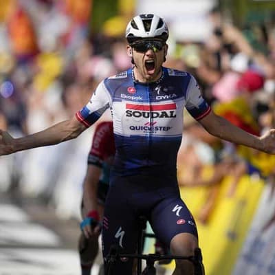 Asgreen holds on for stage win but Vingegaard in charge