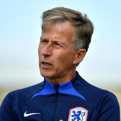 Netherlands lash 'amateur' World Cup training pitch