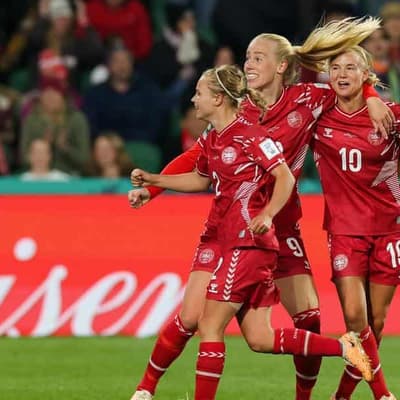 Denmark beat China with late winner in World Cup