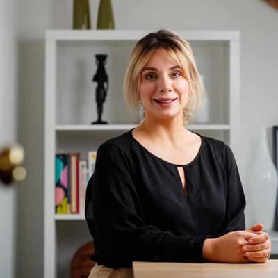 Lawyer draws on time in refugee detention to give back