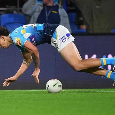 Titans' Campbell dislocates kneecap but 'some relief'