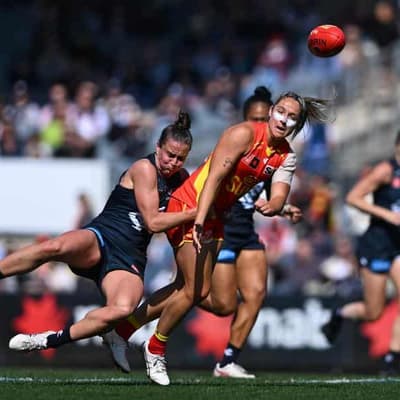 Carlton hang on to beat Gold Coast in AFLW thriller