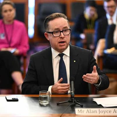 Early flight for Qantas boss as political row deepens