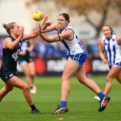 Kangaroos defeat Blues to remain undefeated in AFLW