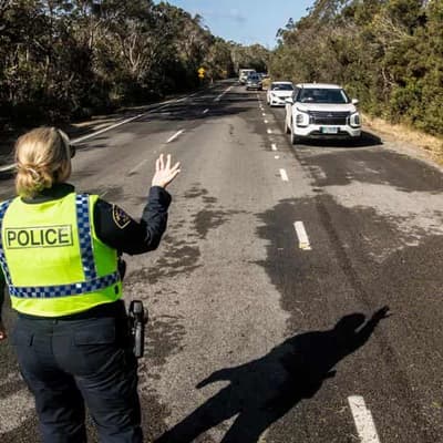 Bushfire forces people to sleep in cars as threat eases