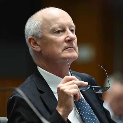 'Read the room': calls persist for Qantas chair to quit