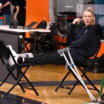 Basketball star Lauren Jackson suits up again in WNBL