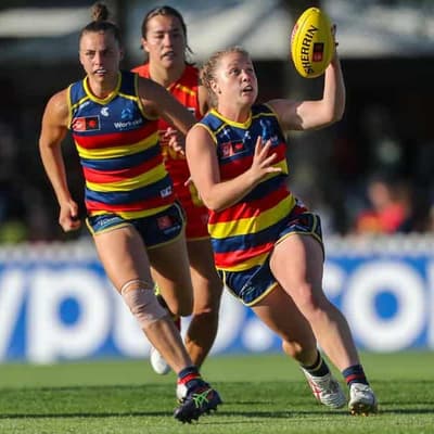 Undefeated Crows outclass Bulldogs in AFLW finals chase