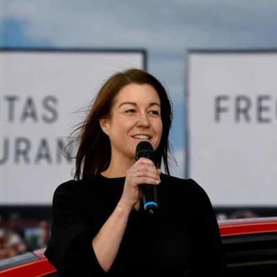 Qantas loyalty chief announces she's stepping down