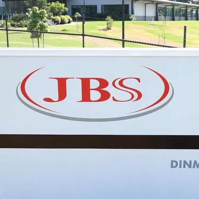 Meat maker rejects responsibility for trapped worker