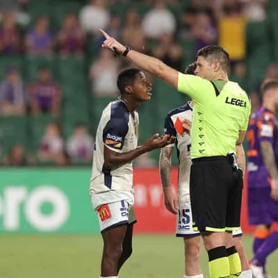 Mariners see red as Glory beat champions 2-0
