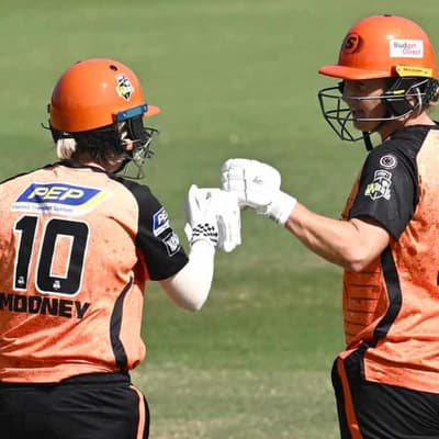 Scorchers belt 'Gades, Heat hold off Strikers in WBBL