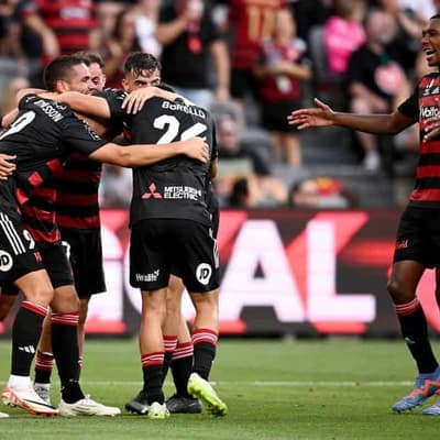 Clisby, Russell go bang as Wanderers beat Glory 2-0